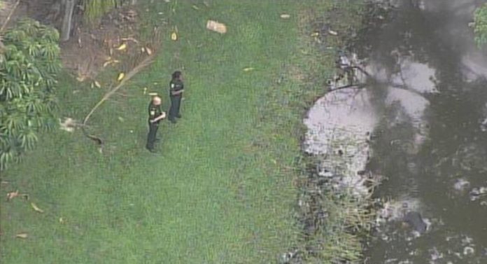 Polícia encontrou corpo de homem boiando em lago