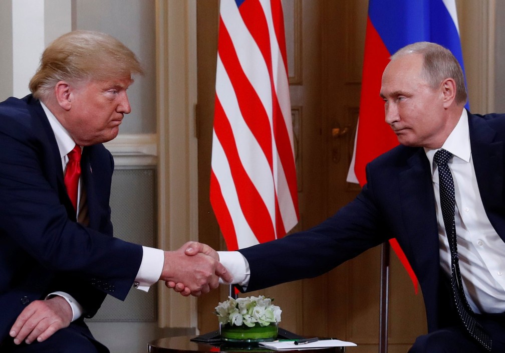 Presidentes Donald Trump e Vladimir Putin se cumprimentam no início de encontro em Helsinque, na Finlândia, nesta segunda-feira (16) (Foto Kevin Lamarque Reuter