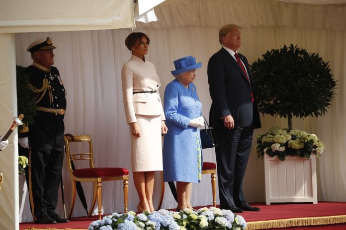 Rainha Elizabeth recebe Trump e a primeira-dama americana Melania em Windsor (Foto AP Pablo Martinez Monsivais)