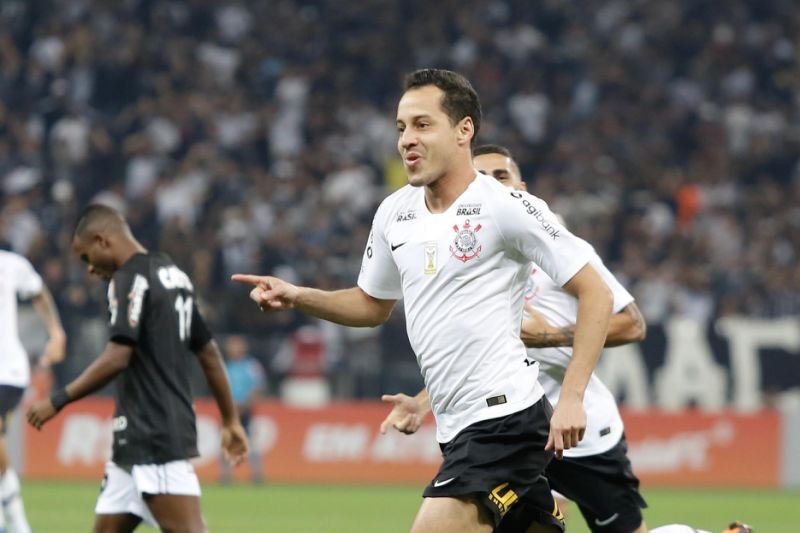 Rodriguinho marca duas vezes na vitória do Corinthians sobre o Botafogo