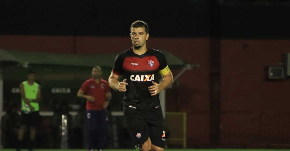 Vitória vence com gol de André Lima e mantém Paraná na zona de rebaixamento