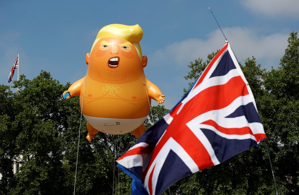 Milhares de manifestantes foram para as ruas de Londres (Foto: Peter Nicholls/ Reuters)