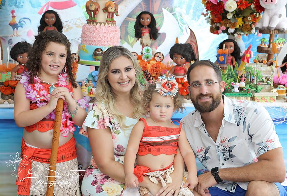 A aniversariante Victoria com os pais Priscila e André e a irmãzinha Sophia