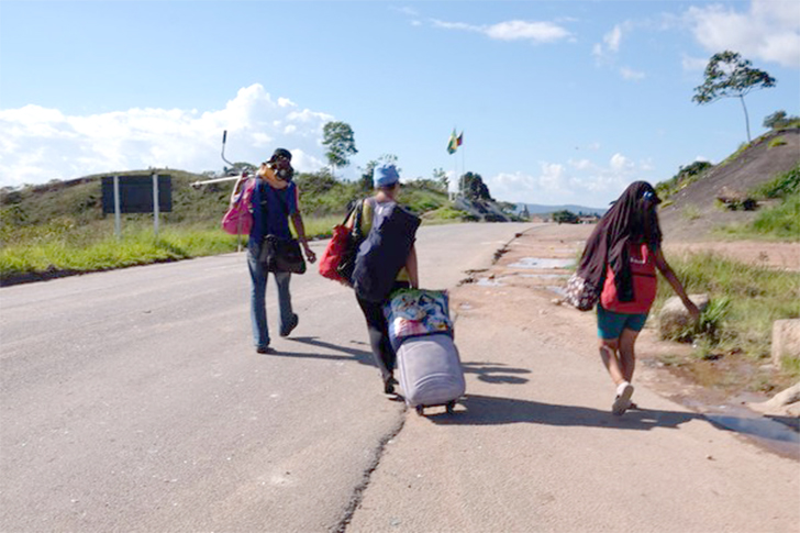 Família venezuelana é expulsa por brasileiros que vivem em Pacaraima, ao Norte de Roraima (Foto: Inaê Brandão/G1 RR)
