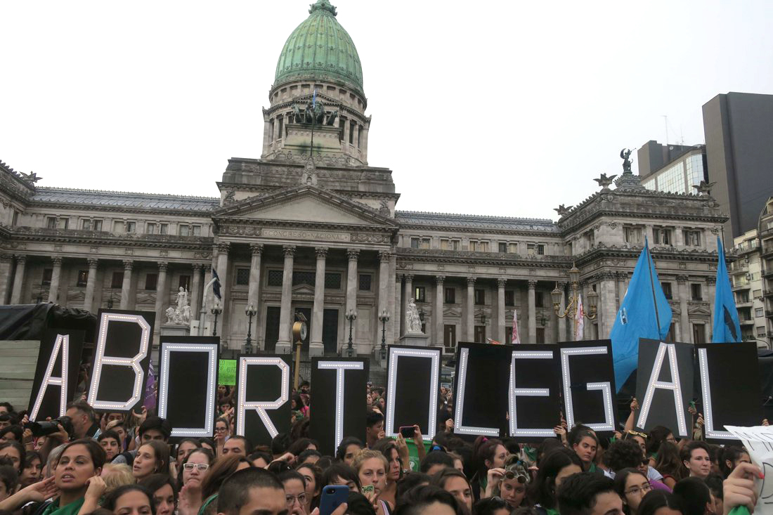 A interrupção voluntária da gravidez é crime na Argentina, a não ser em casos de estupro e que ofereçam risco à vida da mãe