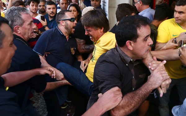 Bolsonaro é retirado às pressas por seguranças FOTO Estadão Conteúdo