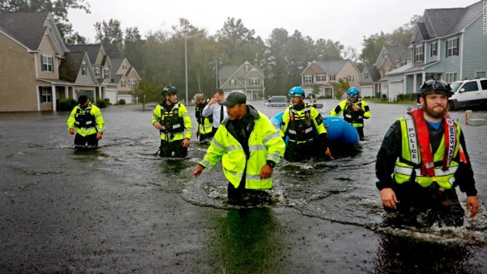 Bombeiros com água pela cintura na Carolina do Norte FOTO CNN
