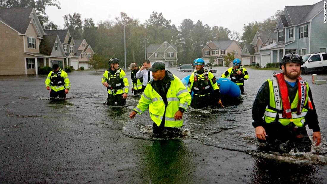 Bombeiros com água pela cintura na Carolina do Norte FOTO CNN