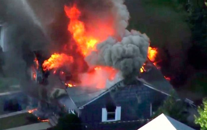 Imagem de vídeo mostra incêndio em casa em Lawrence, Massachusetts, na quinta-feira (13) — Foto WCVB via AP