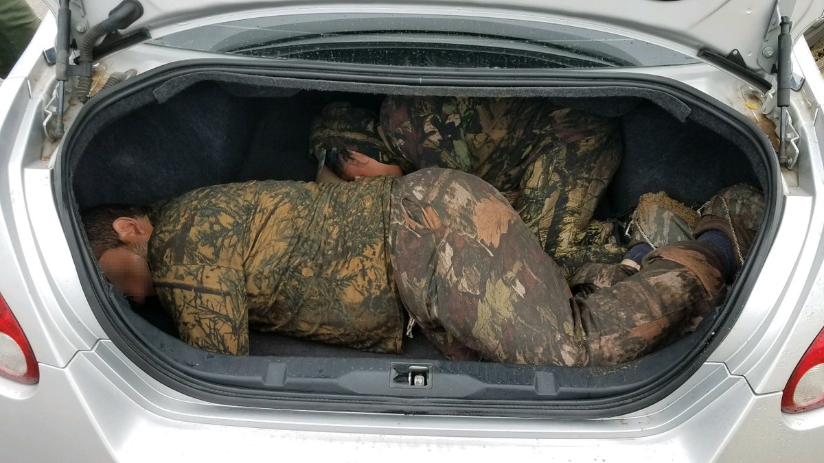Imigrantes foram encontrados em porta-malas de carro