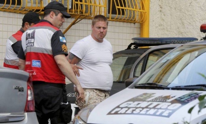 Turista americano foi conduzido à delegacia no centro do Rio de Janeiro FOTO Domingos Peixoto - O Globo Turista americano foi conduzido à delegacia no centro do Rio de Janeiro FOTO Domingos Peixoto - O Globo