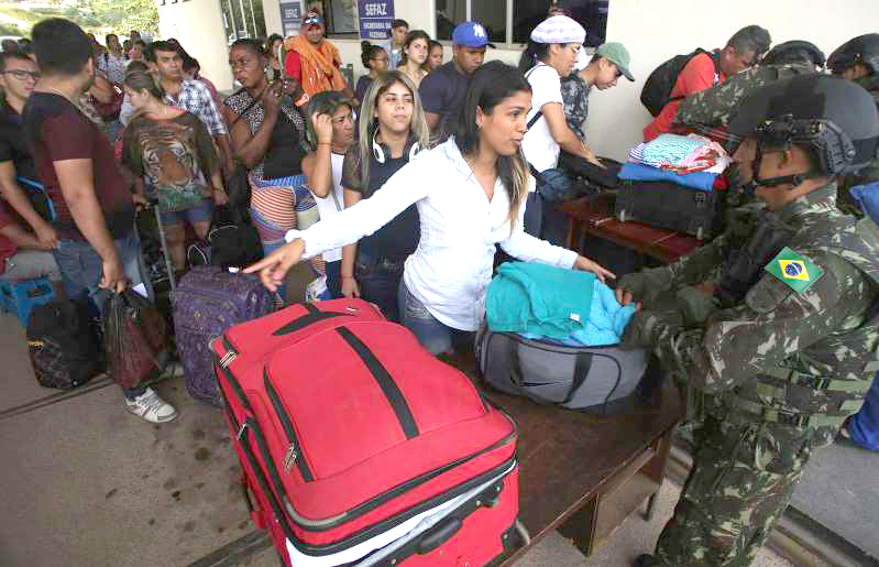 Venezuelanos são levados para SP e RS (Foto: Eraldo Peres/AP)