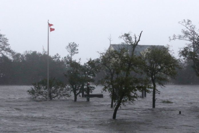 Ventos e ondas causados pelo furacão Florence são sentidos em área alagada de Swansboro, na Carolina do Norte, nesta sexta-feira (14) — Foto Tom Copeland AP Ventos e ondas causados pelo furacão Florence são sentidos em área alagada de Swansboro, na Carolina do Norte, nesta sexta-feira (14) — Foto Tom Copeland AP