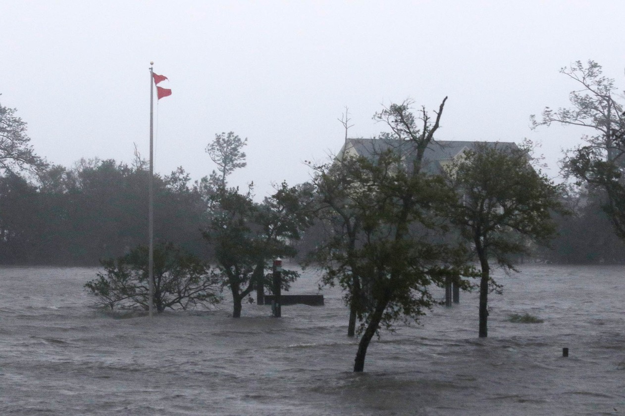 Ventos e ondas causados pelo furacão Florence são sentidos em área alagada de Swansboro, na Carolina do Norte, nesta sexta-feira (14) — Foto Tom Copeland AP