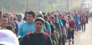 Em 2018, inúmeras caravanas saíram de San Pedro Sula e enfrentaram os militares e policiais mobilizados por Donald Trump na fronteira México (foto: CNN)