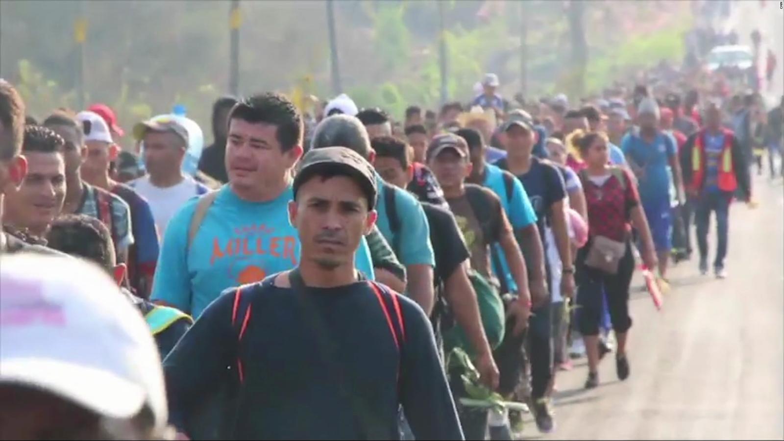 Em 2018, inúmeras caravanas saíram de San Pedro Sula e enfrentaram os militares e policiais mobilizados por Donald Trump na fronteira México (foto: CNN)