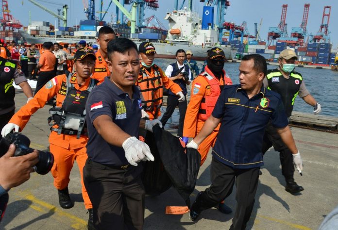 Equipe de resgate carrega corpo resgatado no mar após queda de avião com 189 pessoas a bordo na Indonésia — Foto Stringer Reuters Equipe de resgate carrega corpo resgatado no mar após queda de avião com 189 pessoas a bordo na Indonésia — Foto Stringer Reuters