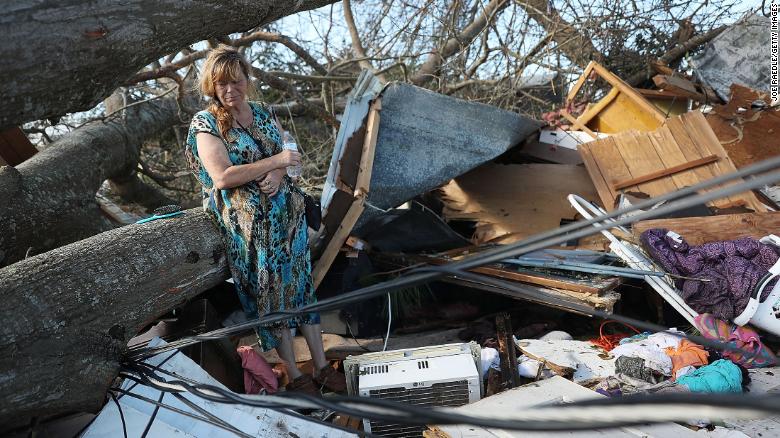 Kathy Coy olha para o que sobrou de sua casa (Photo by Joe Raedle/Getty Images)