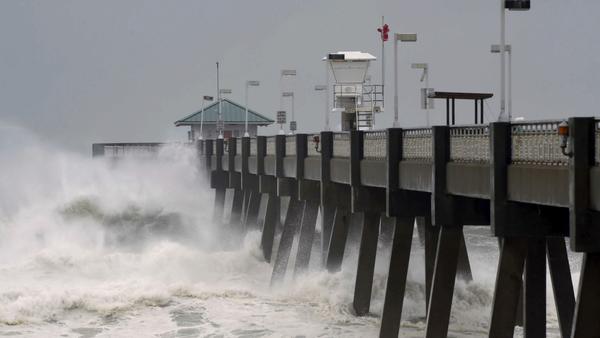 Mar revolto no píer de Okaloosa Island em Fort Walton Beach, FL FOTO AP