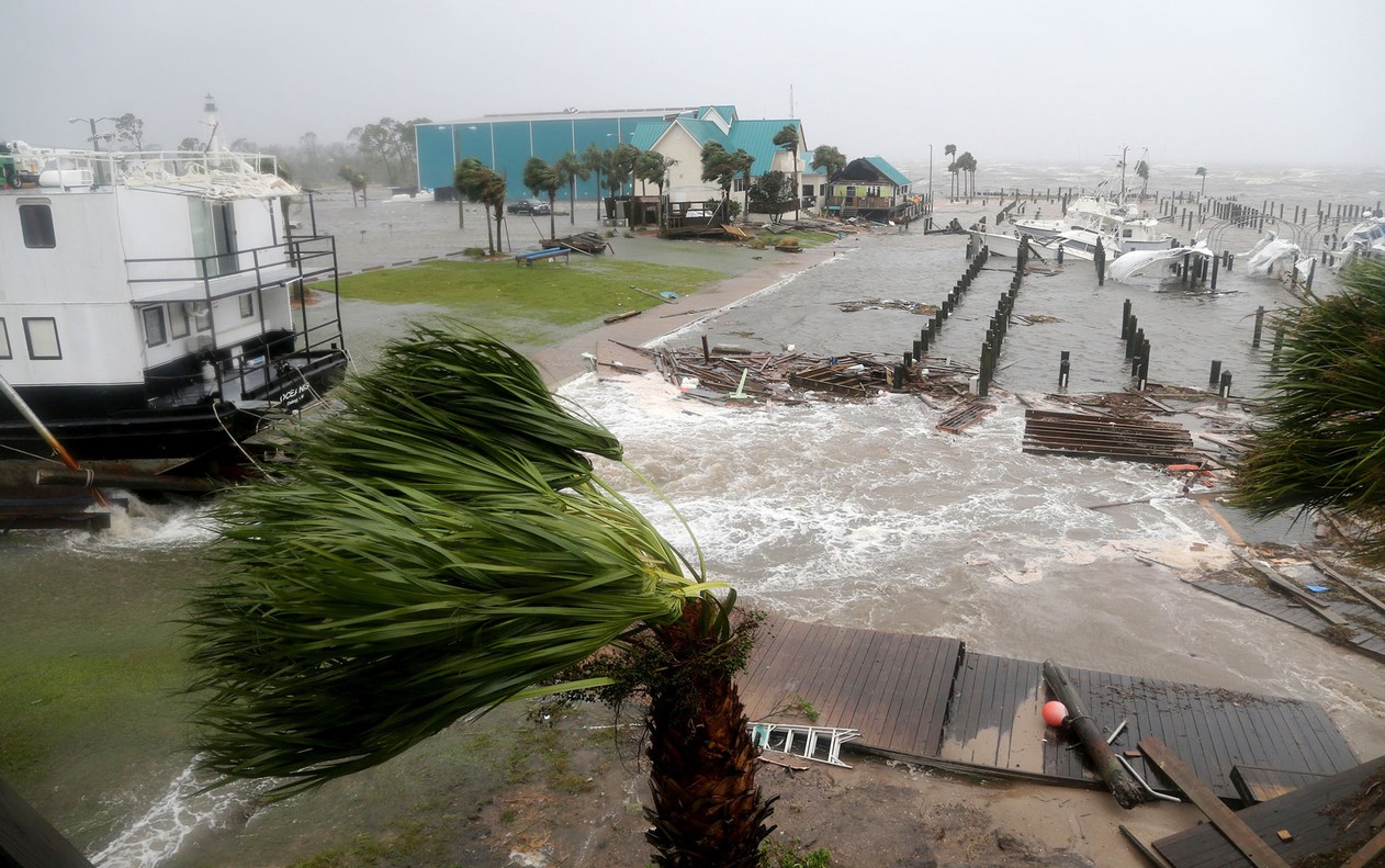 Passagem devastadora do furacão Michael pelo noroeste da FL (Foto: AP)