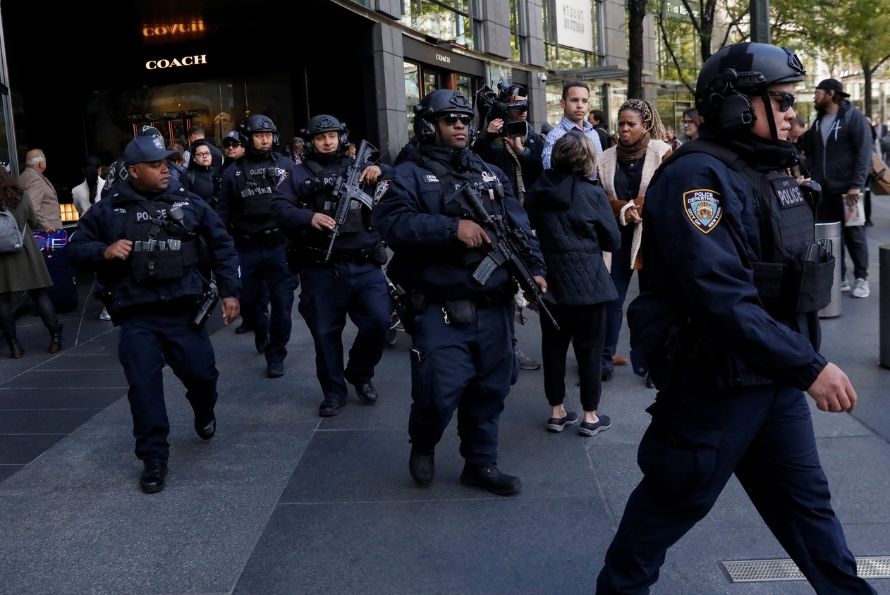 Policiais fazem guarda na frente do Time Warner Center, em Nova York, depois que um pacote suspeito foi encontrado no prédio — Foto Reuters Shannon Stapleton