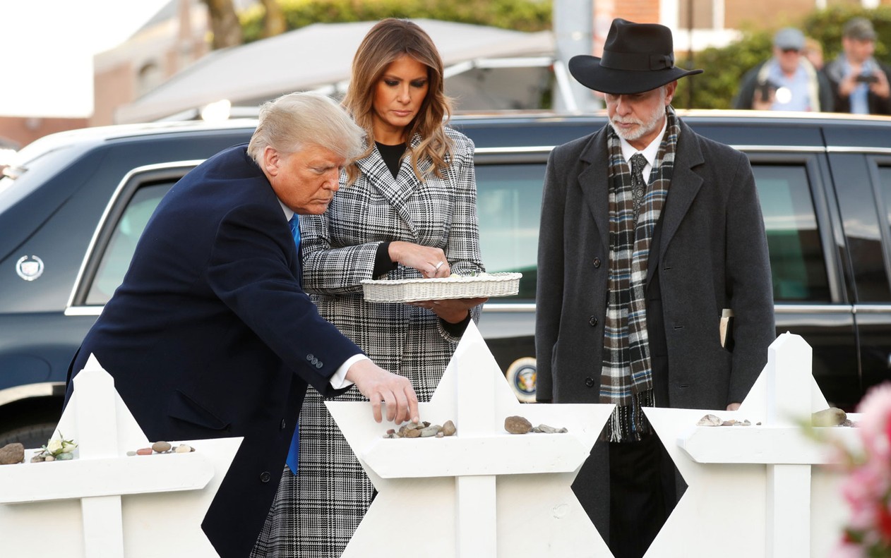 Trump, acompanhado de familiares, acendeu 11 velas em homenagem às vítimas