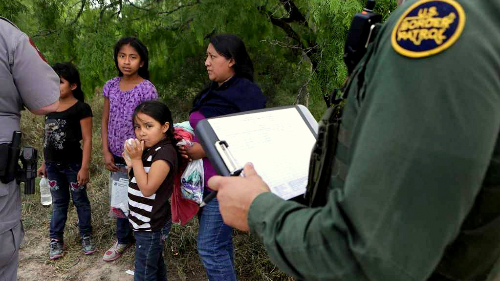 Um número expressivo de pessoas detidas na fronteira dos EUA (detalhe) ainda aguarda audiências nos tribunais de imigração
