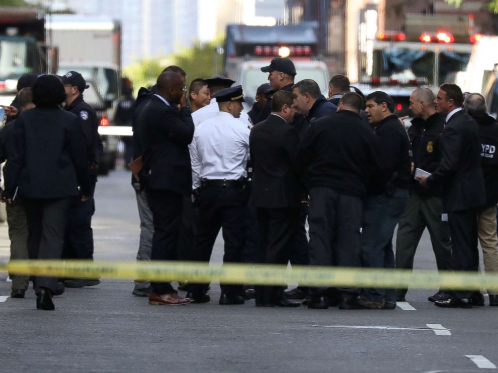 Polícia isolou a área do prédio da Time Warner onde fica o escritório da CNN em NY