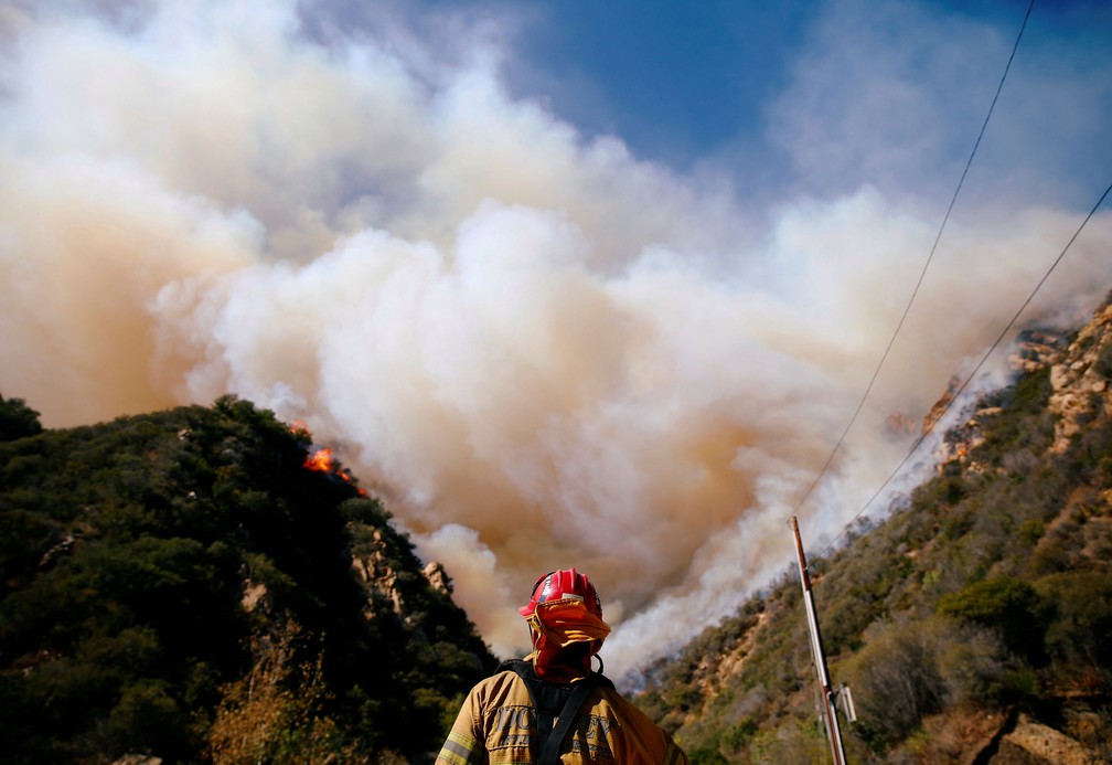 Bombeiros lutam contra o incêndio de Woolsey enquanto continua a queimar em Malibu, na Califórnia, no domingo (11) — Foto Eric Thayer Reuters