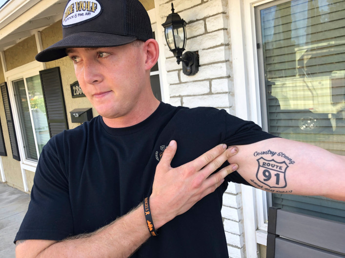 Brendan Kelly mostra a tatuagem que fez na época do atentado de Las Vegas e agora passou pela mesma situação (AP Photo/Ryan Pearson)
