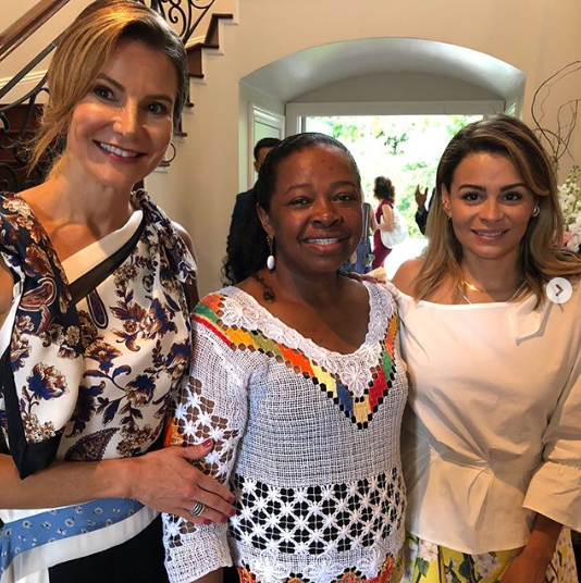 A anfitriã Rejane de Paula, Rita Teixeira e Carol Melo