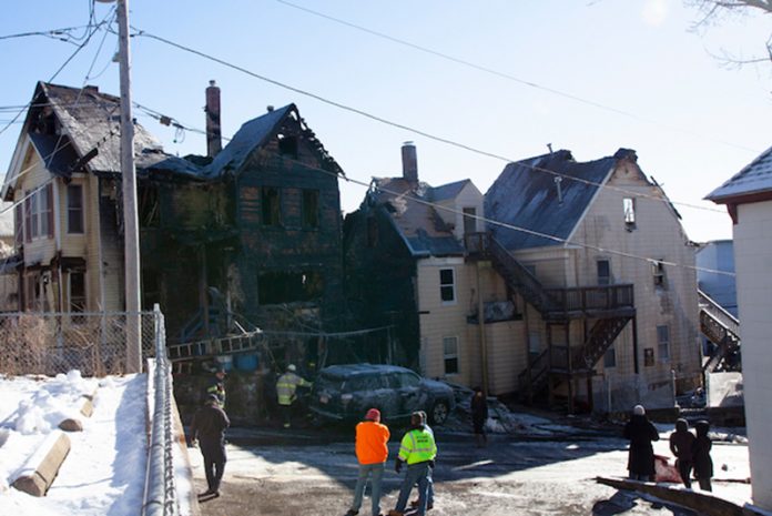 Fogo destruiu casa de família brasileira em Lowell