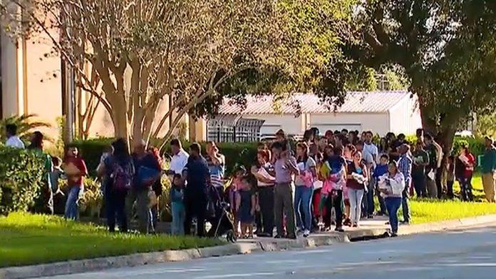 Imigrantes fizeram fila para audiências inexistentes FOTO Orlando Sentinel
