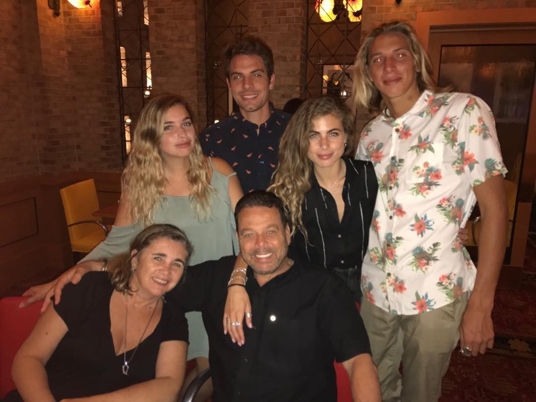 Michelle e Christian junto à família da jovem