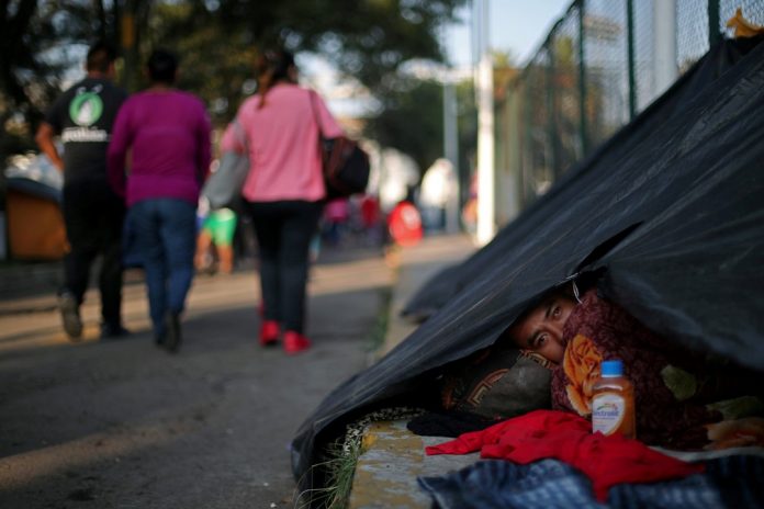 Migrante descansa em barraca montada na rua na Cidade do México — Foto Hannah McKay Reuters