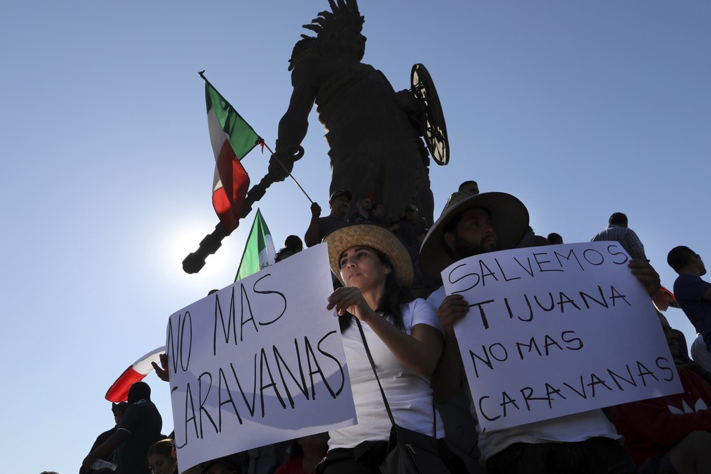 Moradores de Tijuana, no México, protestam contra caravana de migrantes — Foto Rodrigo Abd AP Photo