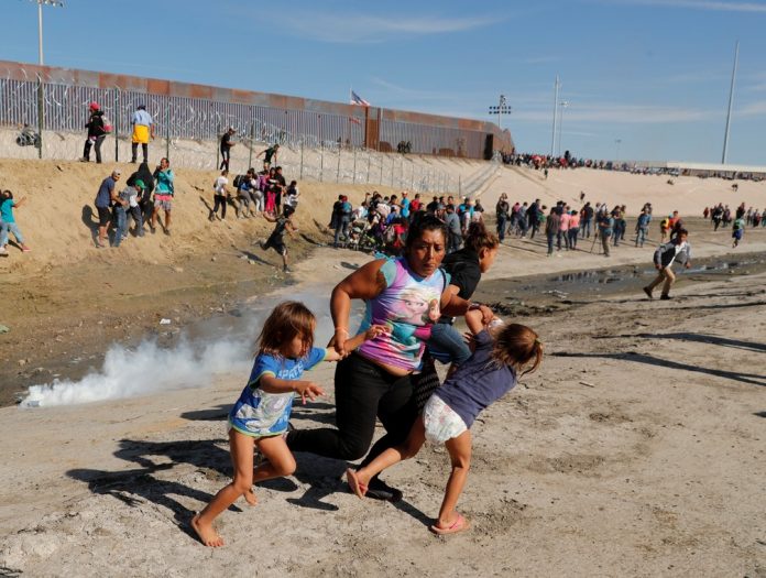 Oficiais dos EUA tentam conter imigrantes com gás lacrimogêneo Foto Reuters