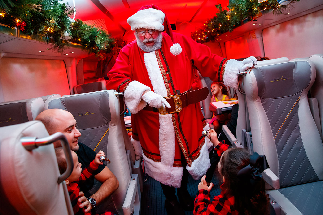Papai Noel participa da viagem no trem da Brightline