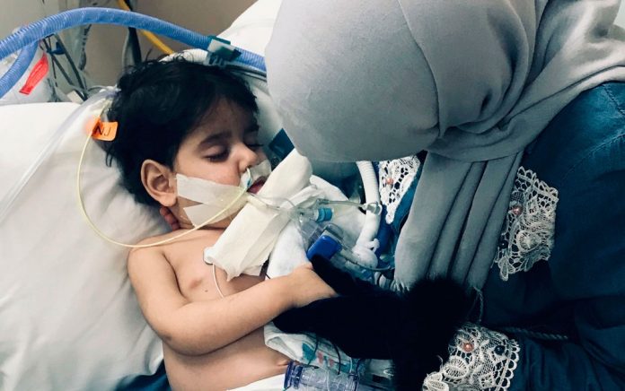 iemenita Shaima Swileh abraça o filho Abdullah Hassan no hospital, em Oakland, na Califórnia, após receber autorização para entrar nos EUA e ficar com ele