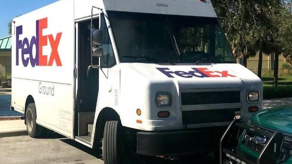 Caminhão do FedEx foi levado por ladrões em Delray Beach