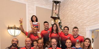 Campeões, amigos, familiares e apoiadores da Galera do Pedal Flórida pousam para foto em noite de premiações do Florida State Championship