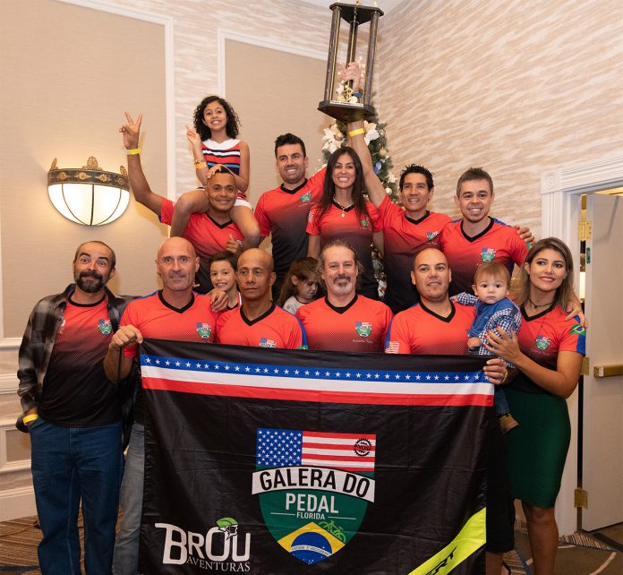 Campeões, amigos, familiares e apoiadores da Galera do Pedal Flórida pousam para foto em noite de premiações do Florida State Championship Campeões, amigos, familiares e apoiadores da Galera do Pedal Flórida pousam para foto em noite de premiações do Florida State Championship