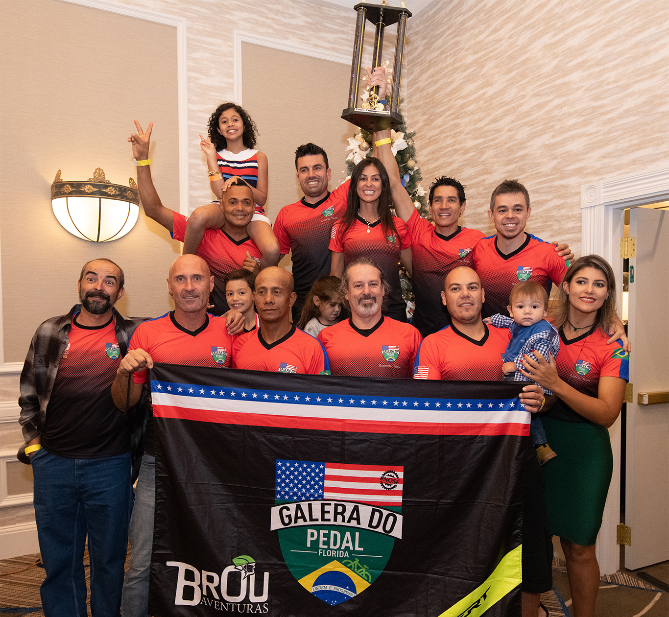 Campeões, amigos, familiares e apoiadores da Galera do Pedal Flórida pousam para foto em noite de premiações do Florida State Championship