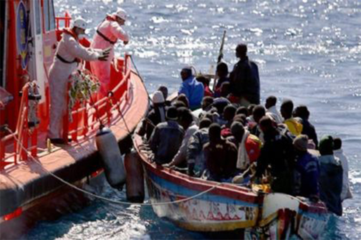 A embarcação de socorro chegou a resgatar com vida 33 imigrantes