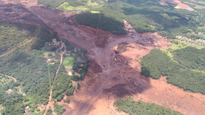 Barragem se rompe em Brumadinho (MG) — Foto Corpo de Bombeiros Divulgação