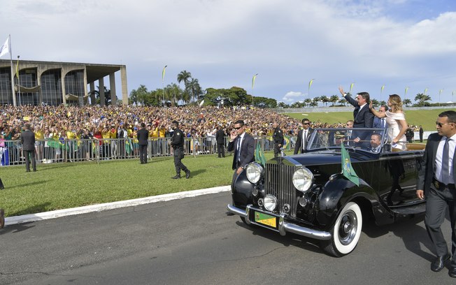 Bolsonaro e Michelle desfilam em carro aberto FOTO Agência Senado