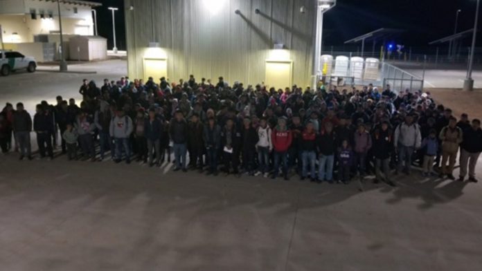 Cerca de 250 imigrantes atravessaram a fronteira ilegalmente