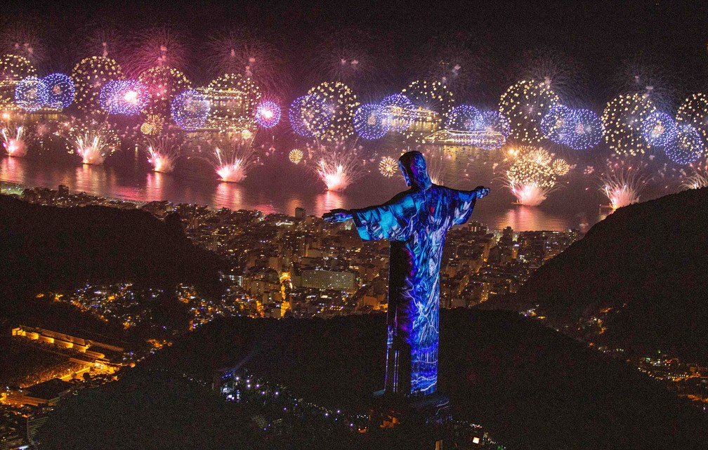 Cristo iluminado por fogos no réveillon — Foto Fernando Maia-Riotur