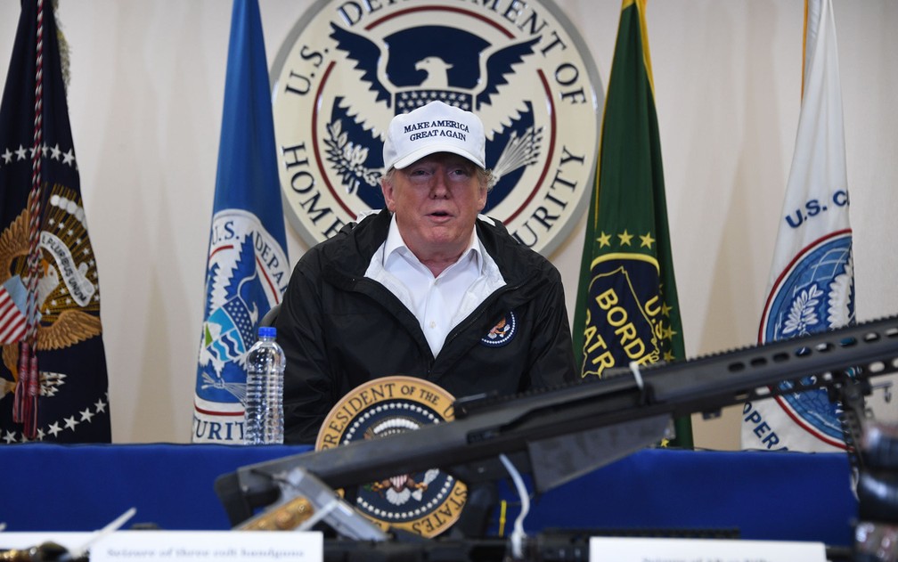 Donald Trump fala durante sua visita à fronteira com o México, em McAllen, no Texas, na quinta-feira (10) — Foto Jim Watson AFP