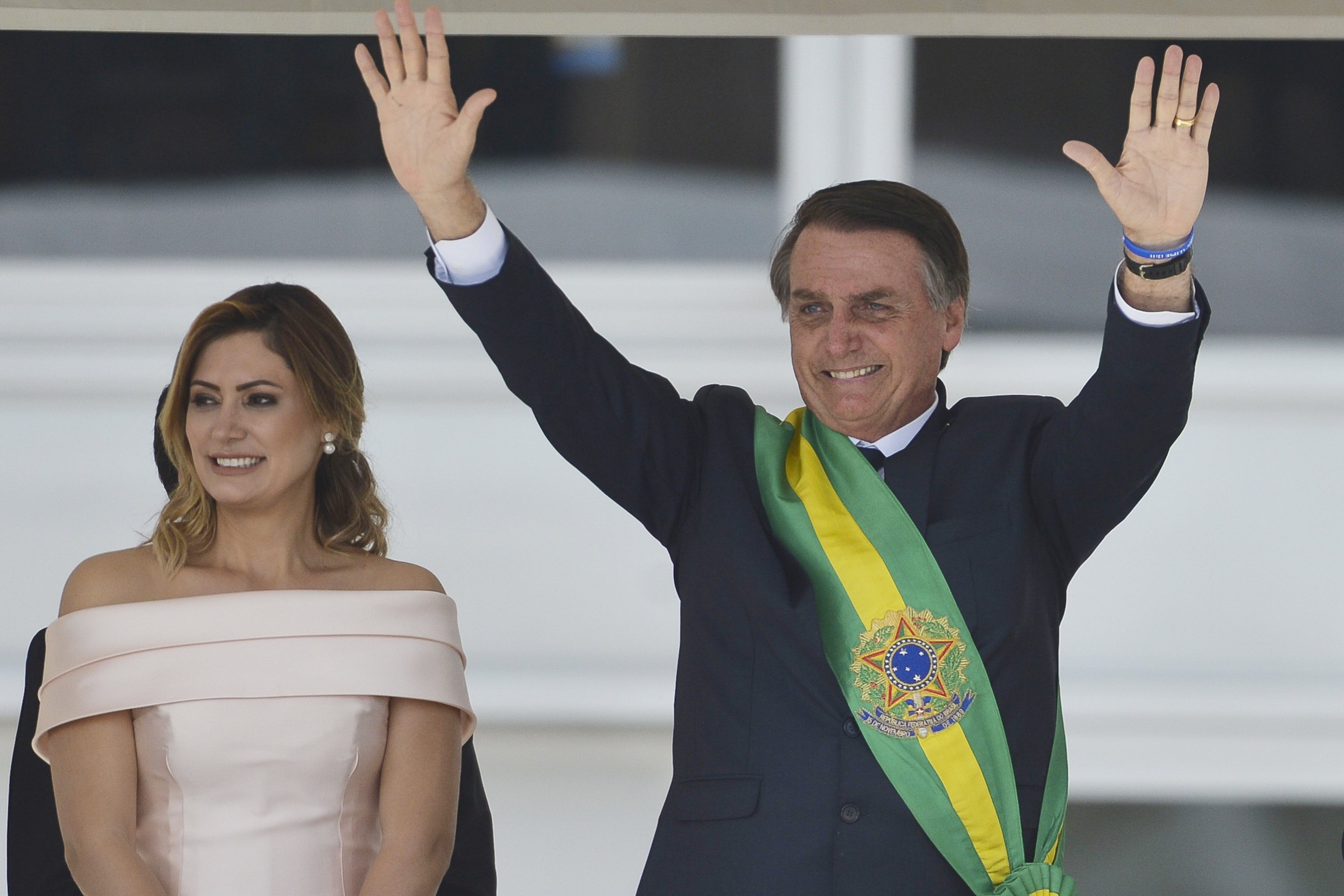 Presidente Jair Bolsonaro saúda o povo depois de receber a faixa presidencial. FOTO Agência Brasil